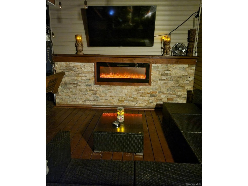 Spacious North Shirley Colonial approximately 2500 SQ Ft Windows - photo 8
