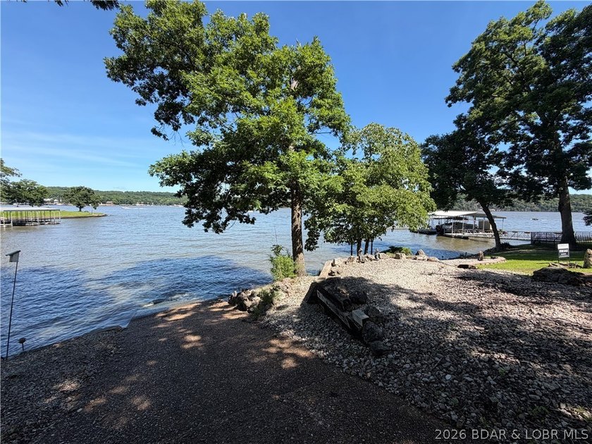Rare as Hens teeth, this almost 100 ft of moderate shoreline - photo 3
