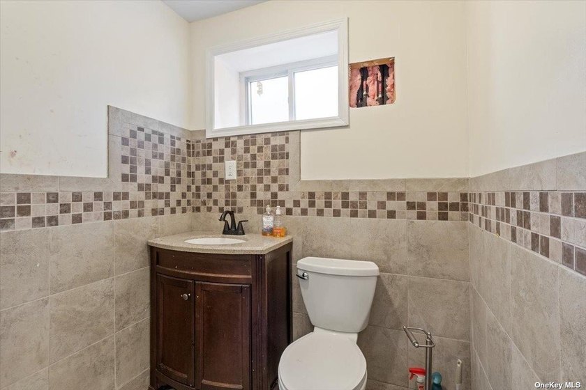 Impeccably maintained brick quadruplex in Jamaica, boasting two - photo 12