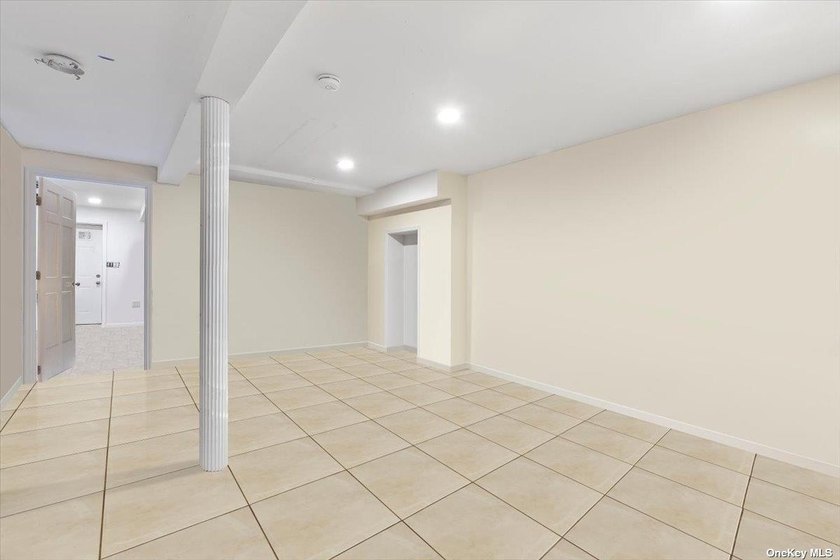 Impeccably maintained brick quadruplex in Jamaica, boasting two - photo 14