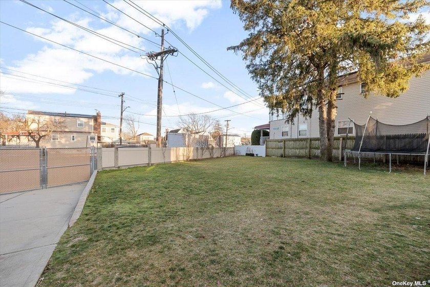 Impeccably maintained brick quadruplex in Jamaica, boasting two - photo 17