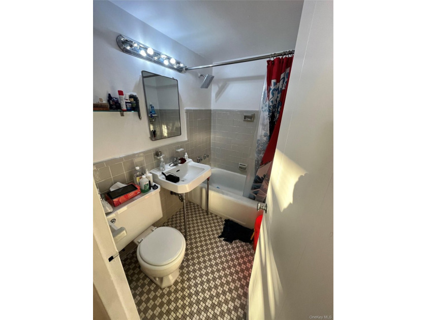 Spacious 1-bedroom located in the desirable Fordham Hill Oval - photo 10