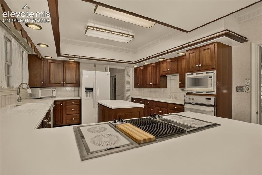 Lovingly preserved and timeless 1954 brick Colonial ranch on a - photo 18