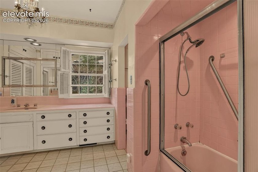 Lovingly preserved and timeless 1954 brick Colonial ranch on a - photo 23