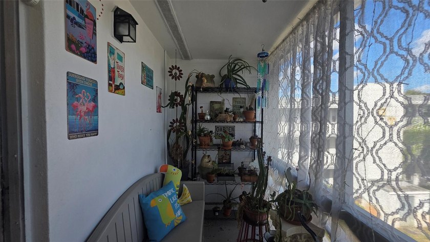 ABsolutely gorgeous 1 bedroom 1 bath in a veyr beautiful and - photo 23