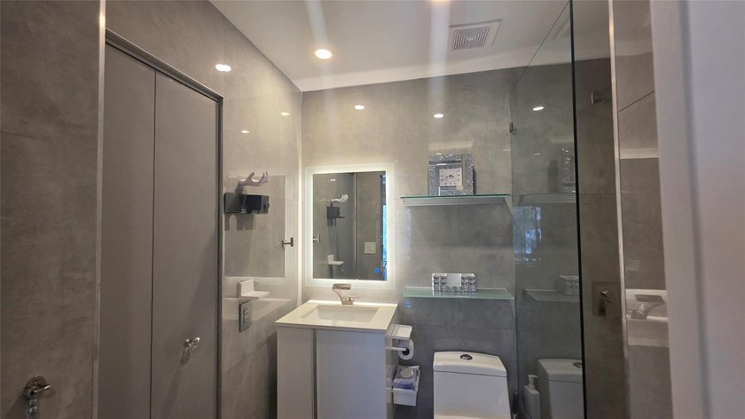 ABsolutely gorgeous 1 bedroom 1 bath in a veyr beautiful and - photo 25