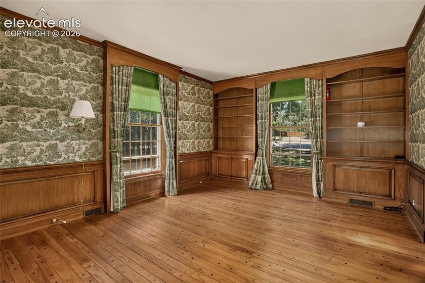 Lovingly preserved and timeless 1954 brick Colonial ranch on a - photo 28