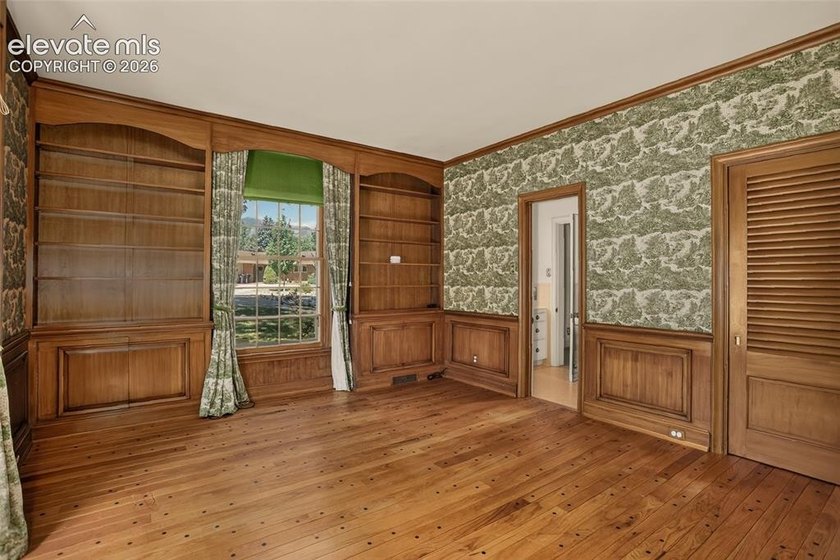 Lovingly preserved and timeless 1954 brick Colonial ranch on a - photo 29
