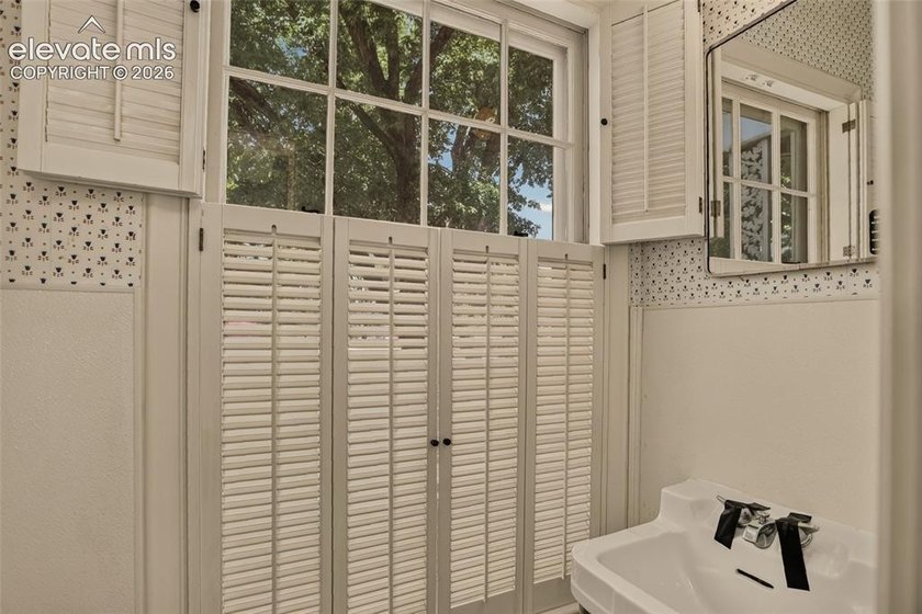 Lovingly preserved and timeless 1954 brick Colonial ranch on a - photo 37