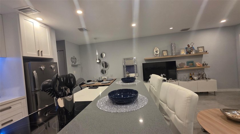ABsolutely gorgeous 1 bedroom 1 bath in a veyr beautiful and - photo 37