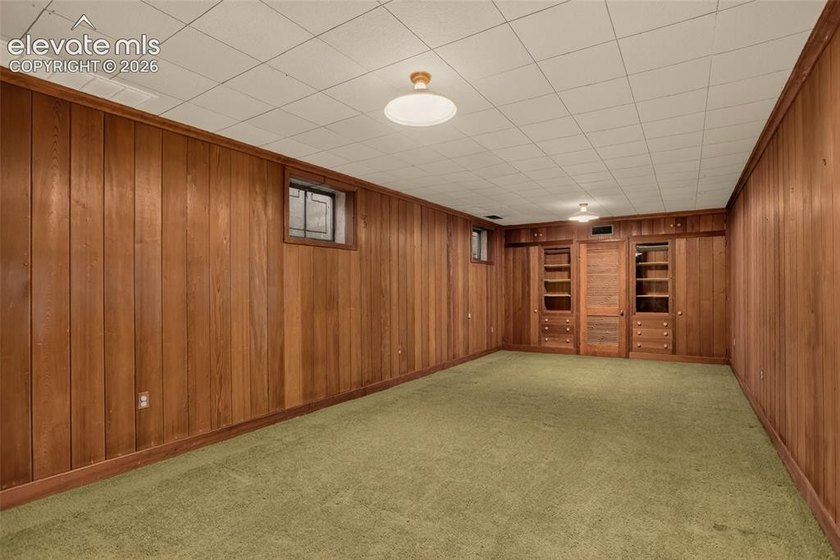 Lovingly preserved and timeless 1954 brick Colonial ranch on a - photo 38