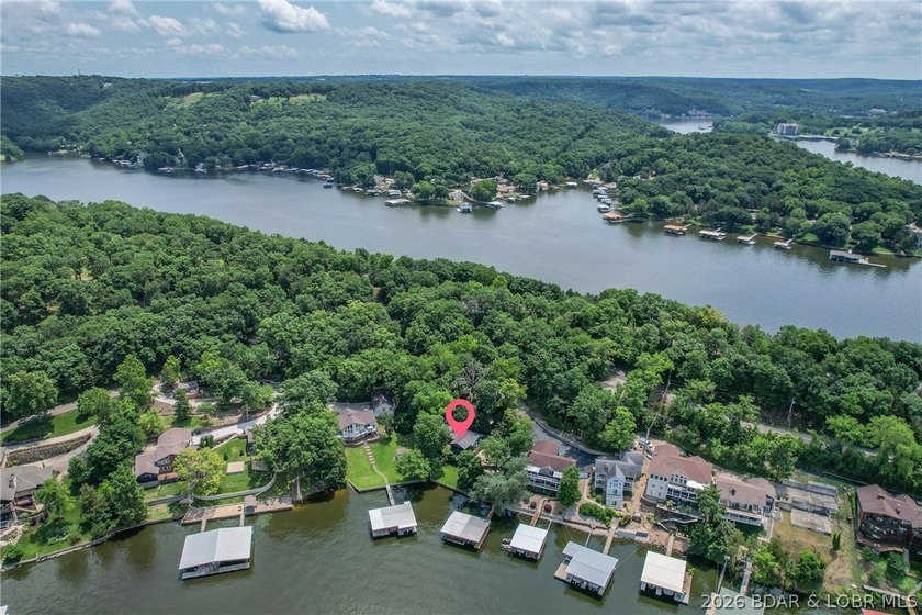 Beautifully updated lakefront home with a private dock, workshop - photo 3