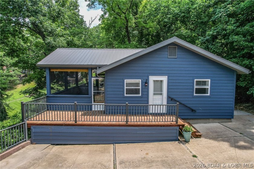 Beautifully updated lakefront home with a private dock, workshop - photo 4