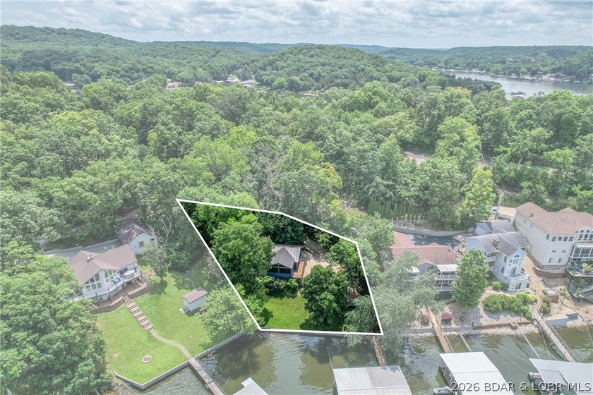 Beautifully updated lakefront home with a private dock, workshop - photo 5