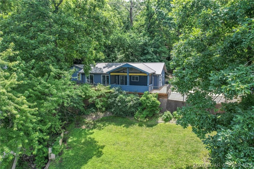 Beautifully updated lakefront home with a private dock, workshop - photo 7