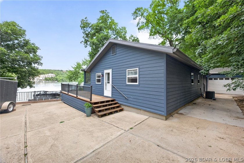 Beautifully updated lakefront home with a private dock, workshop - photo 8