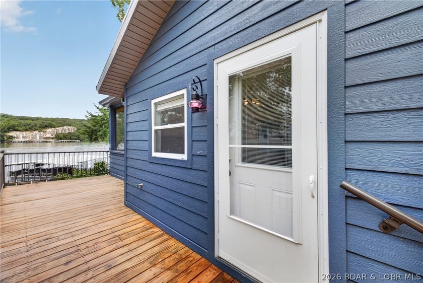 Beautifully updated lakefront home with a private dock, workshop - photo 9