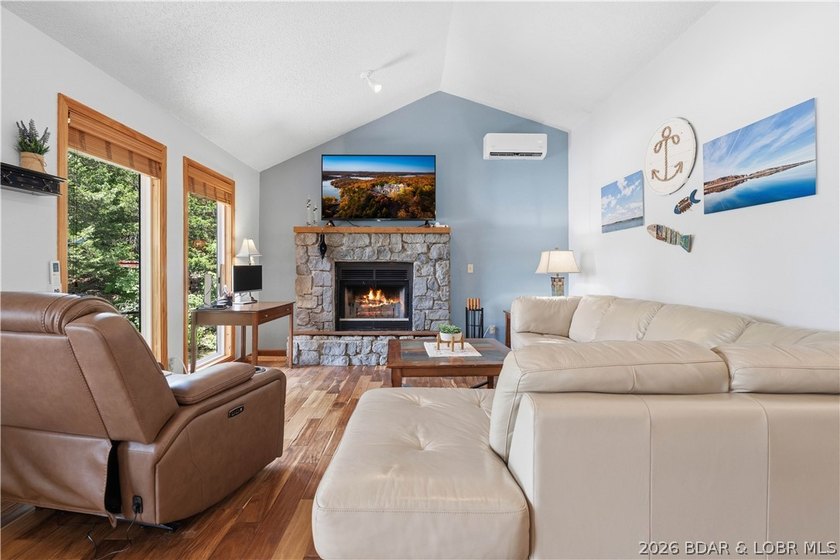 Privacy, gentle lakefront living, and room to enjoy everything - photo 3