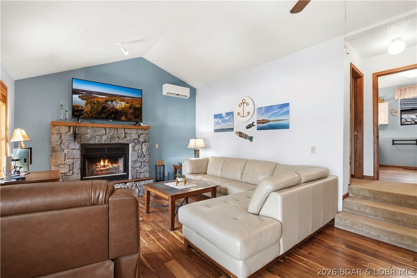 Privacy, gentle lakefront living, and room to enjoy everything - photo 4