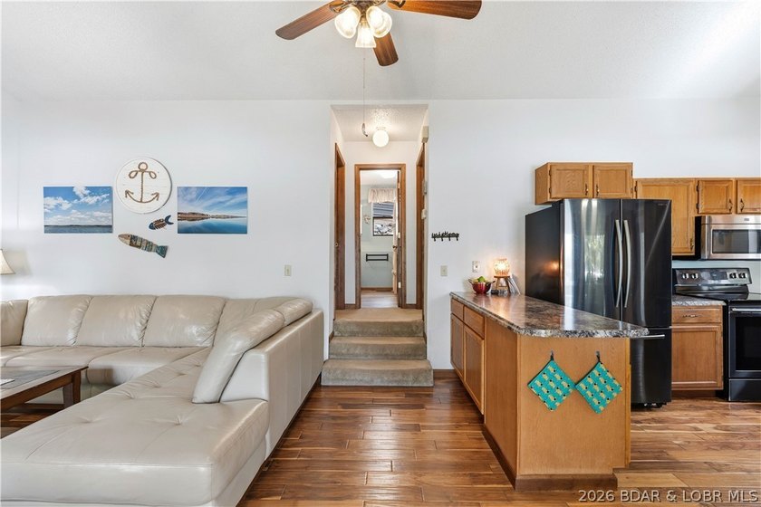 Privacy, gentle lakefront living, and room to enjoy everything - photo 5