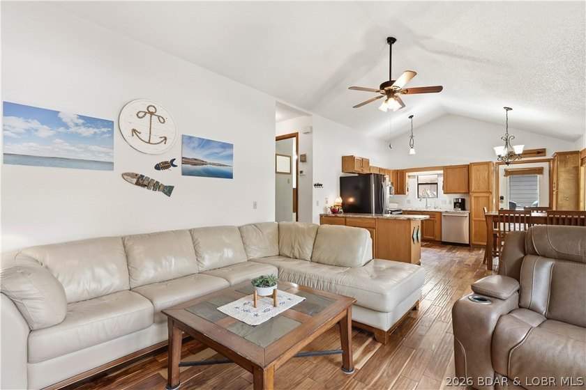 Privacy, gentle lakefront living, and room to enjoy everything - photo 7