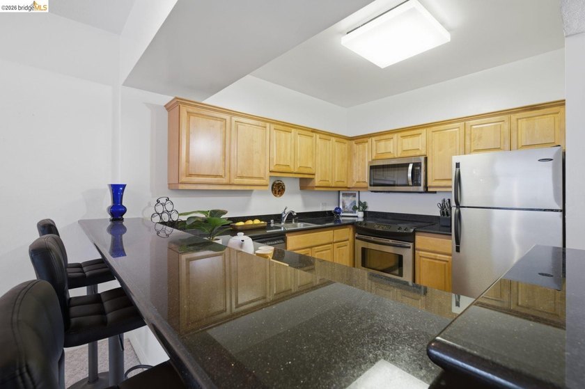 Perched on the 27th floor in Emeryville's highly sought after - photo 11