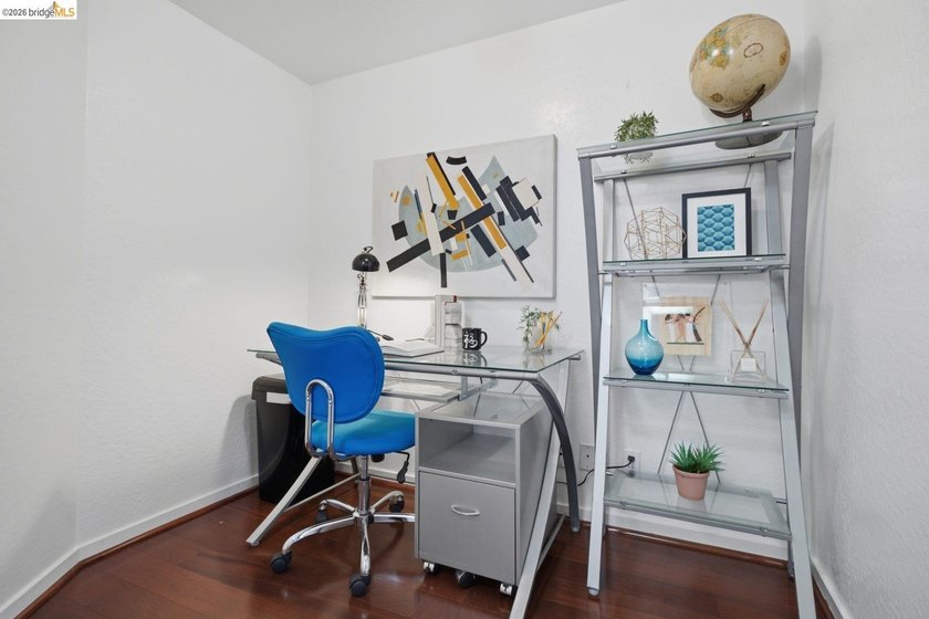 Perched on the 27th floor in Emeryville's highly sought after - photo 16