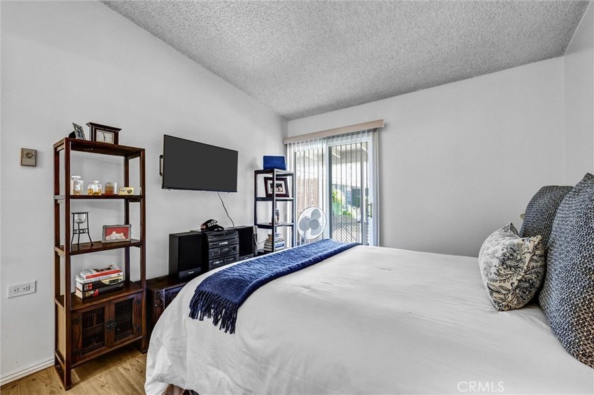 Discover a conveniently located end-unit residence in Mutual 1 - photo 23