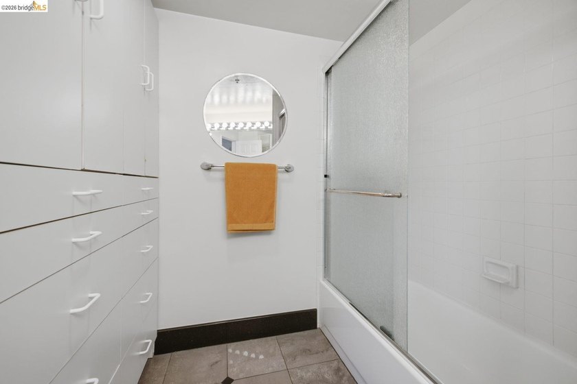Perched on the 27th floor in Emeryville's highly sought after - photo 24