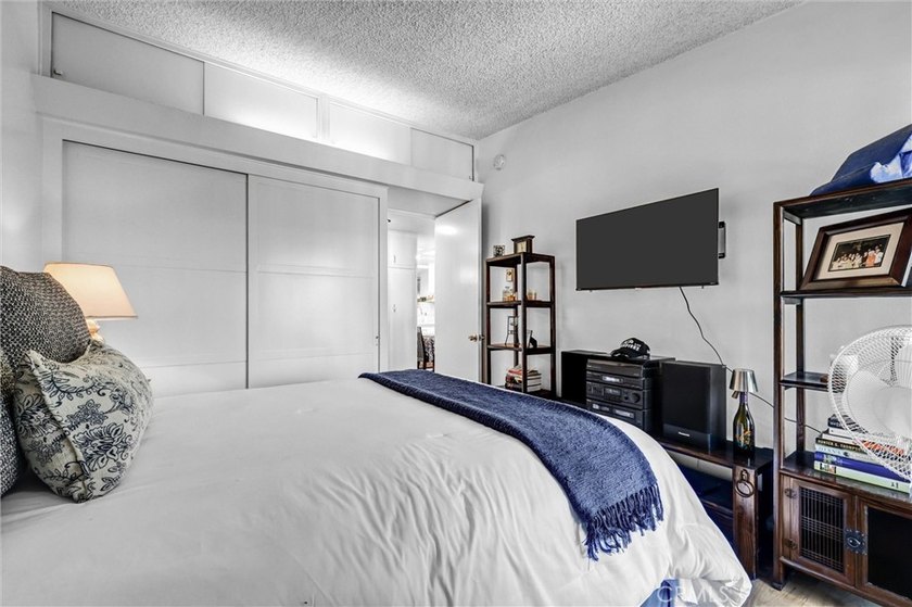 Discover a conveniently located end-unit residence in Mutual 1 - photo 24