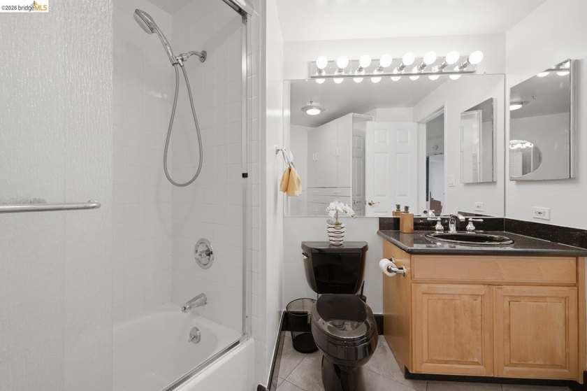 Perched on the 27th floor in Emeryville's highly sought after - photo 25