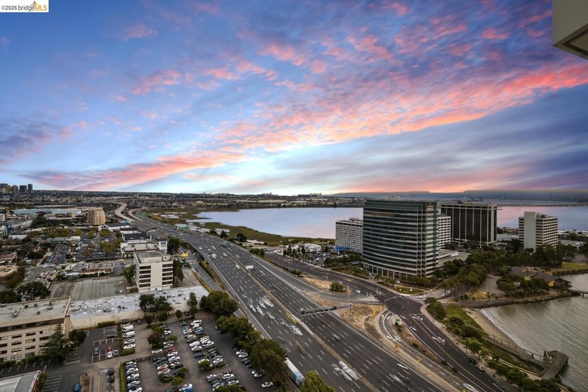 Perched on the 27th floor in Emeryville's highly sought after - photo 26