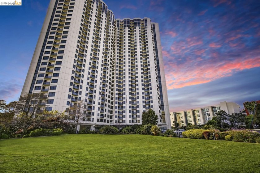 Perched on the 27th floor in Emeryville's highly sought after - photo 37