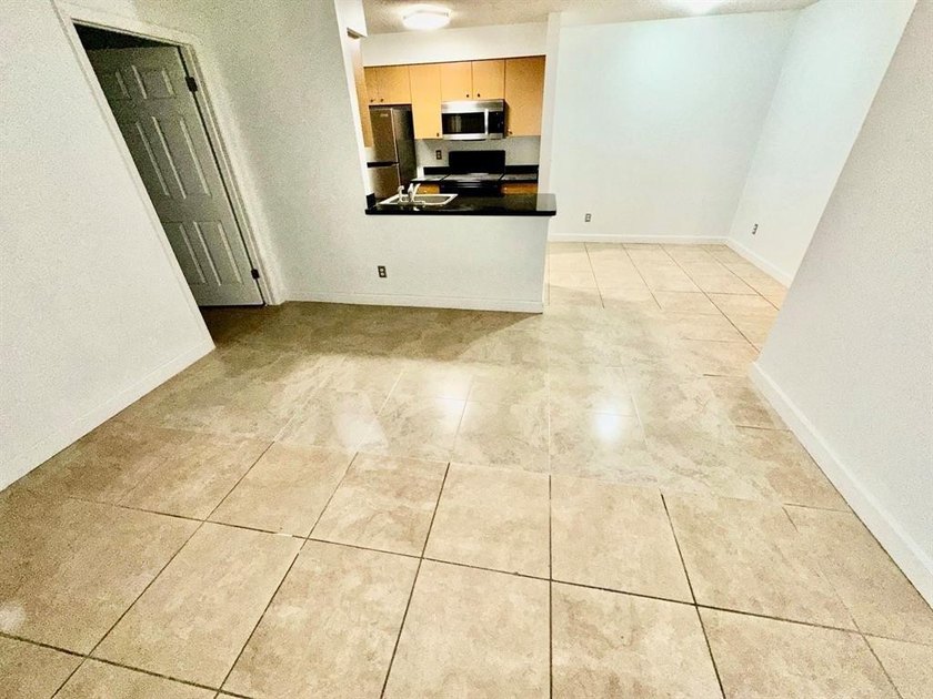 Vacant. all tile , granite countertop, 2 parking spaces - photo 18