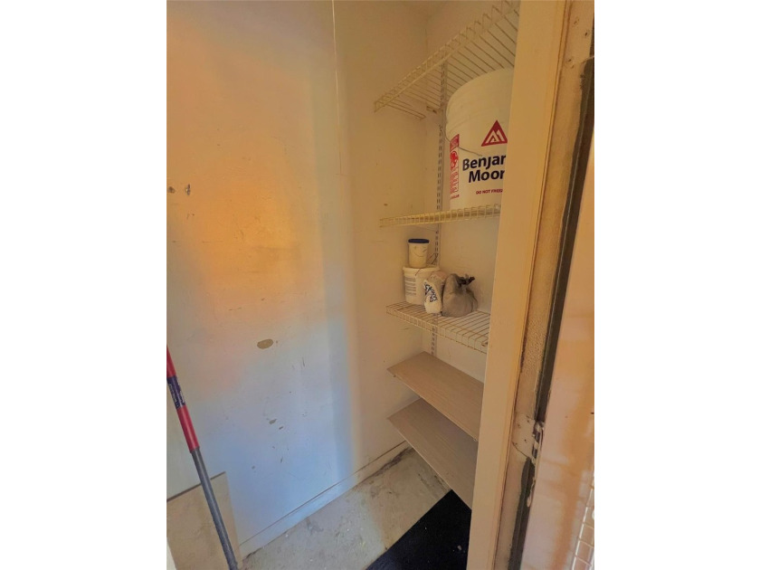 Vacant. all tile , granite countertop, 2 parking spaces - photo 33