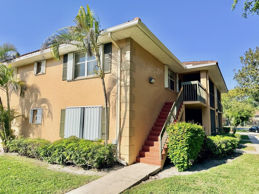 Vacant. all tile , granite countertop, 2 parking spaces - photo 38