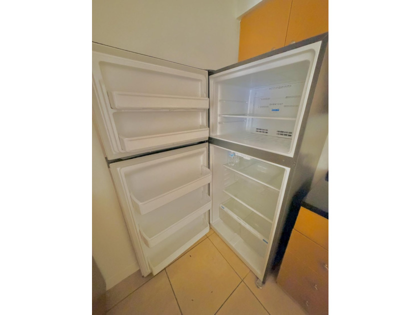 Vacant. all tile , granite countertop, 2 parking spaces - photo 41