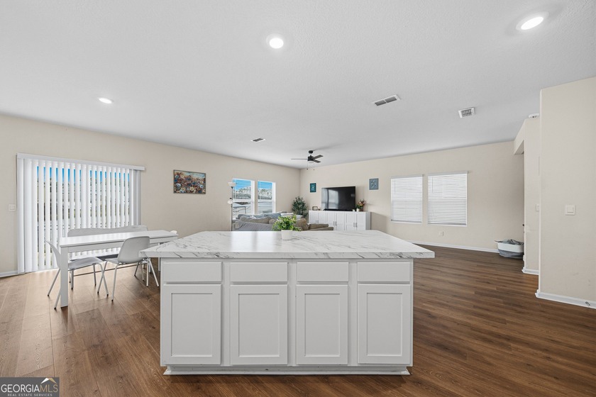 Beautiful 4-bedroom, 2.5-bath home overlooking a peaceful pond! - photo 14