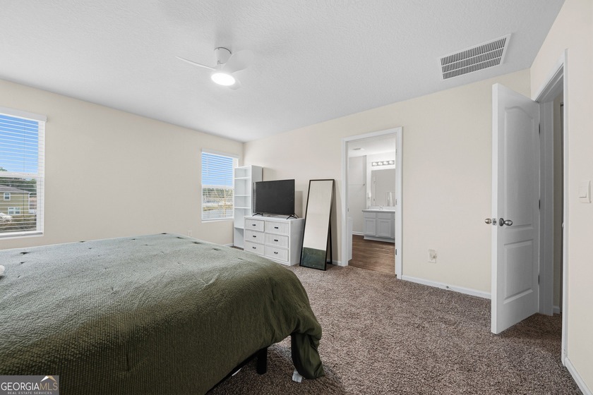 Beautiful 4-bedroom, 2.5-bath home overlooking a peaceful pond! - photo 18