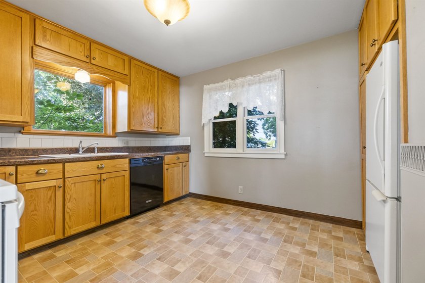 Enjoy lakefront living on the south end of Lake Winnebago! This - photo 18