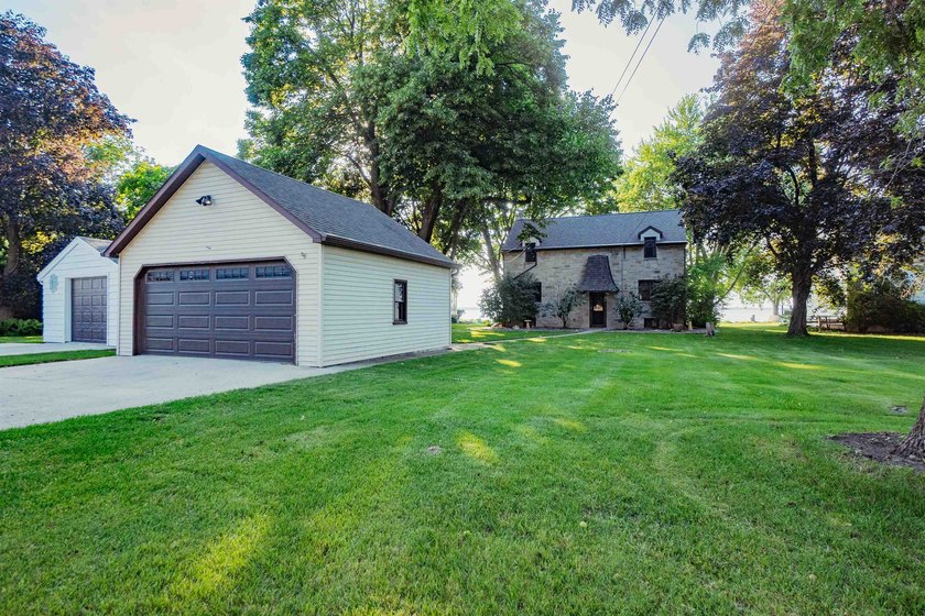 Enjoy lakefront living on the south end of Lake Winnebago! This - photo 40
