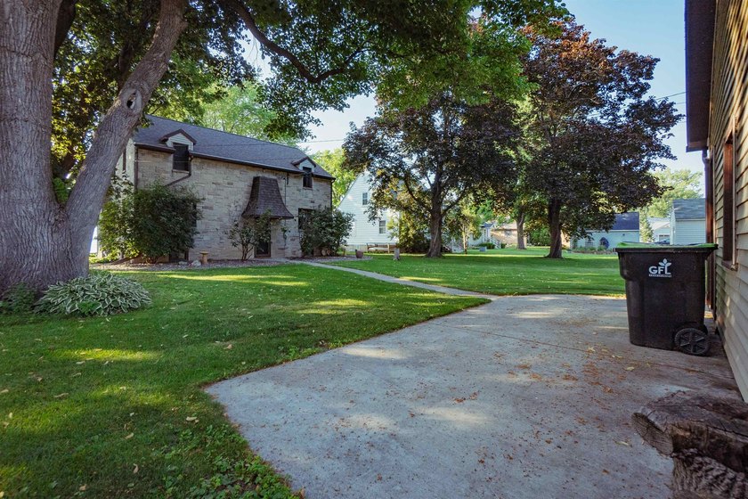 Enjoy lakefront living on the south end of Lake Winnebago! This - photo 41