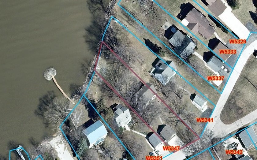 Enjoy lakefront living on the south end of Lake Winnebago! This - photo 46