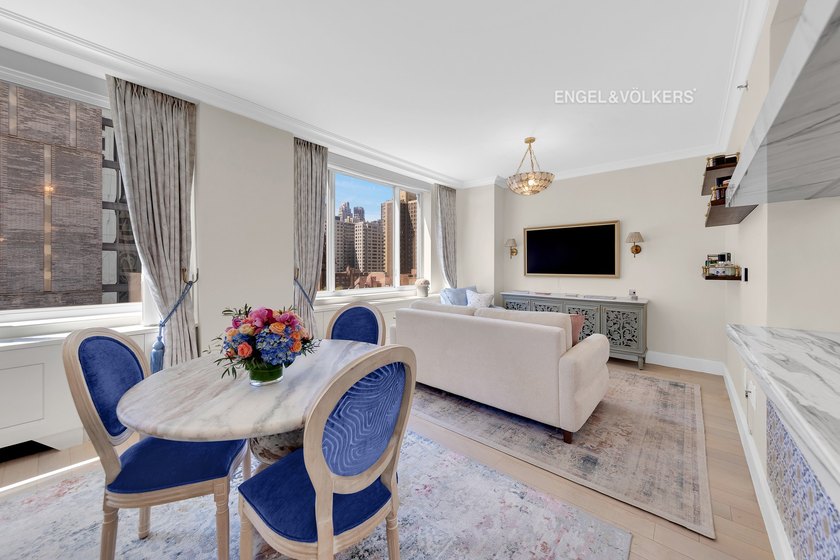 Sunny South-Facing One-Bedroom with City Views

Perched on the - photo 3