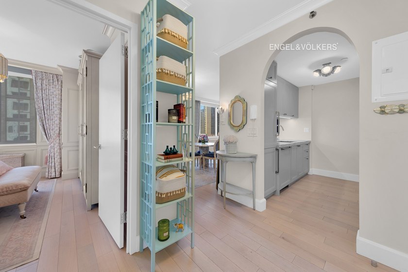 Sunny South-Facing One-Bedroom with City Views

Perched on the - photo 6