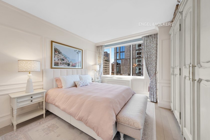 Sunny South-Facing One-Bedroom with City Views

Perched on the - photo 7