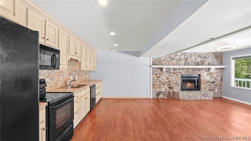 Located at the 3MM of the Big Niangua, this 3-bedroom, 2.5-bath - photo 2