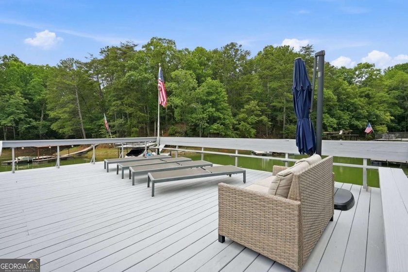 LAKE LANIER LIVING AT ITS FINEST! This beautifully renovated - photo 7