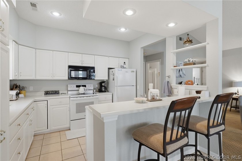 Rare opportunity to own a top-floor condo at Horizons - photo 5