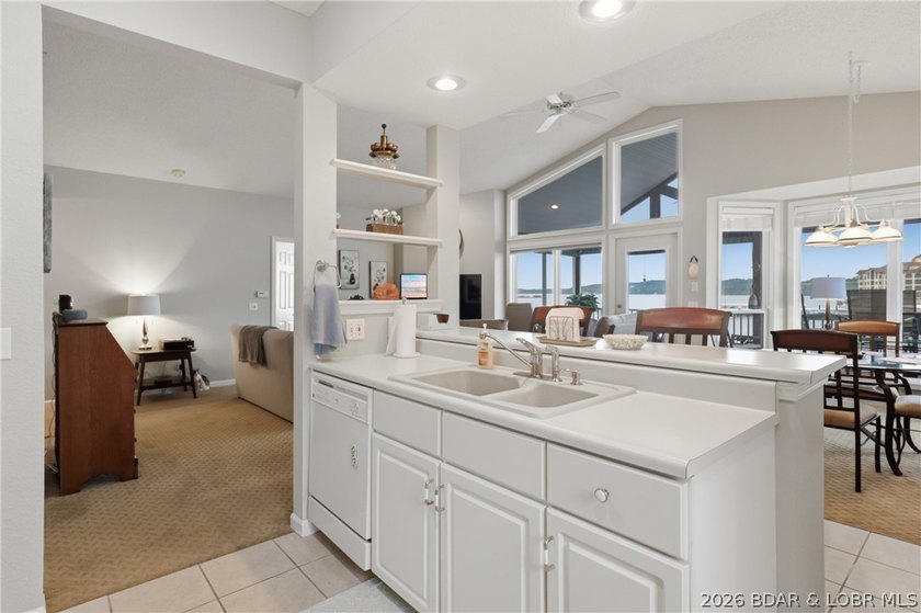 Rare opportunity to own a top-floor condo at Horizons - photo 7